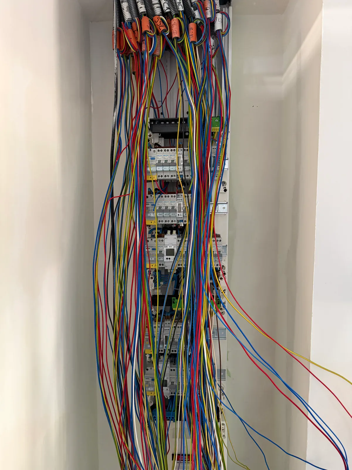 Conducteurs électriques repérés avant leur raccordement au tableau à Nantes