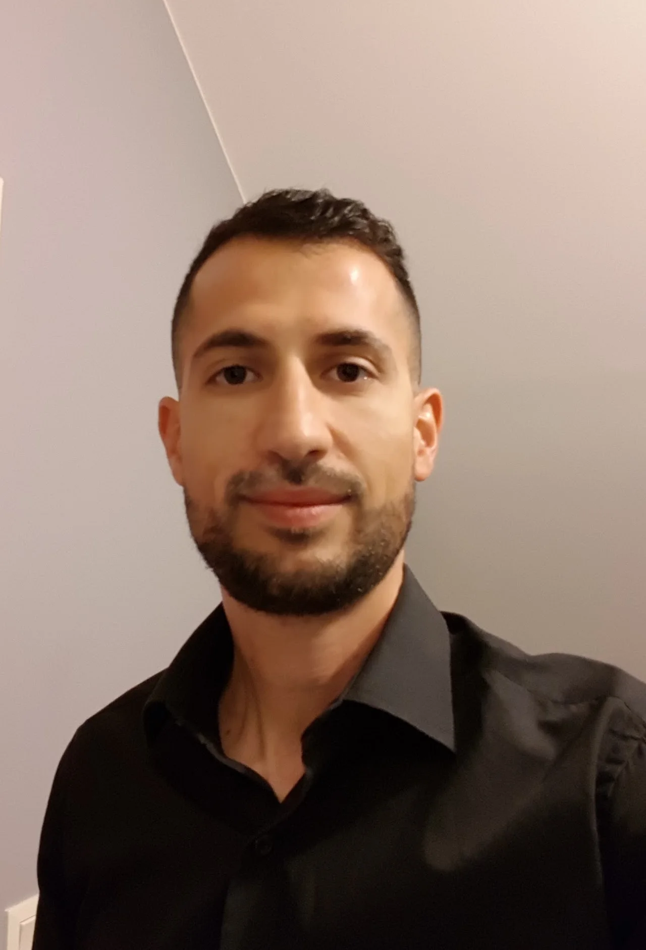 Portrait d’Umut ELA, artisan électricien et fondateur d’ELAC